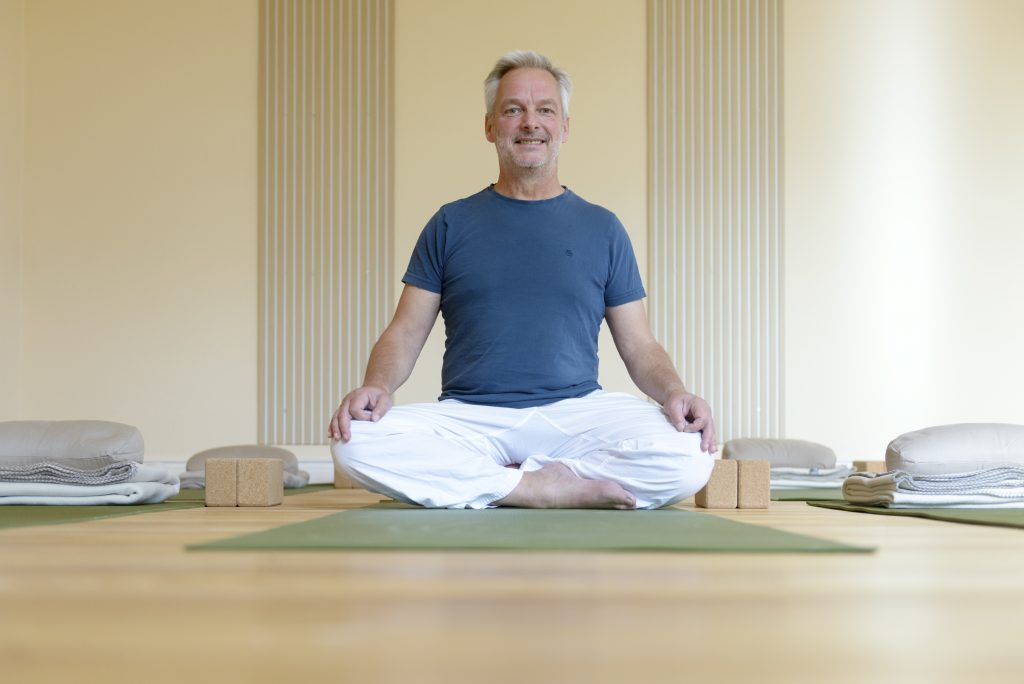 Ich im Schneidersitz